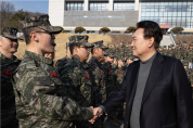尹, 설맞이 해병대 격려 방문…'적 도발시 단호·압도 대응'