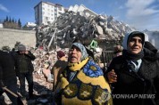 다가오는 절망…지진 3일째 사망자 1만1천명 넘어