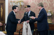 尹대통령, 6·25 참전 네덜란드 용사에 '영웅의 제복' 수여